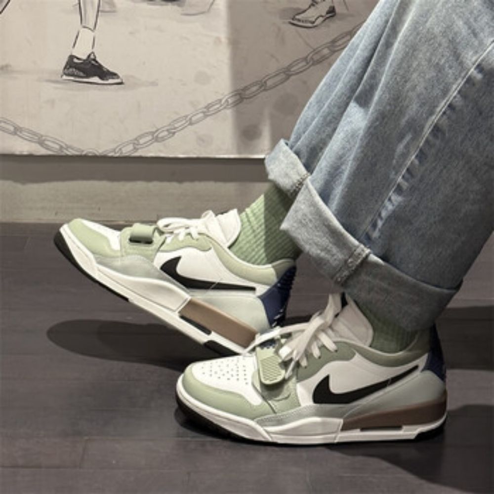 Real lifestyle image of Air Jordan 1
